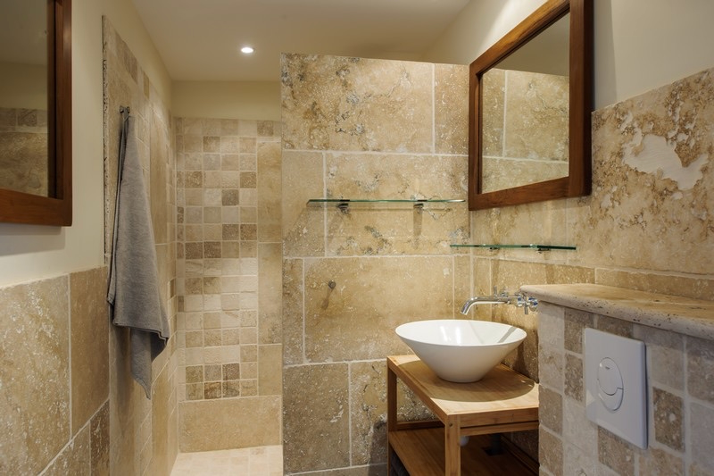 Salle de bains travertin